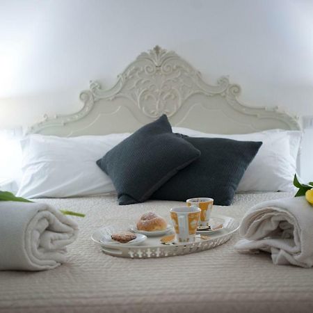 Casa Vacanza "Al Vicolo Delle Colonne" Σαλέρνο Εξωτερικό φωτογραφία