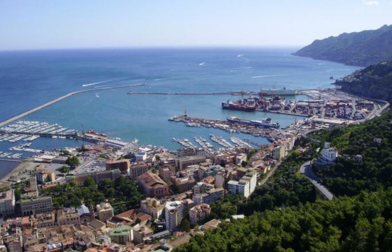 Casa Vacanza "Al Vicolo Delle Colonne" Σαλέρνο Εξωτερικό φωτογραφία