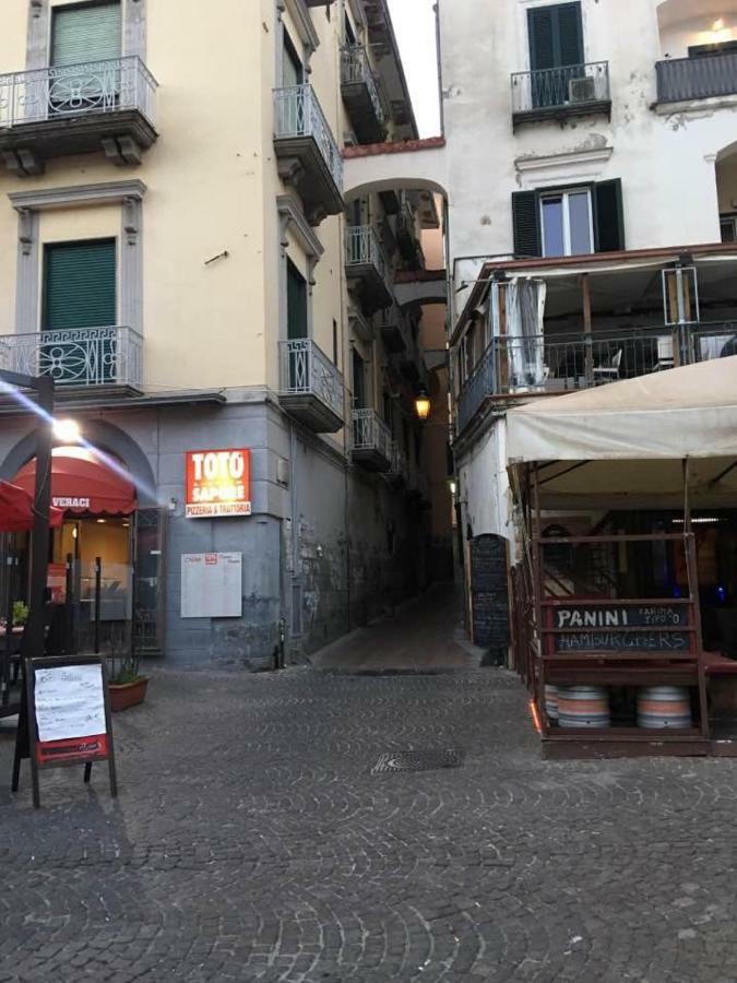 Casa Vacanza "Al Vicolo Delle Colonne" Σαλέρνο Εξωτερικό φωτογραφία