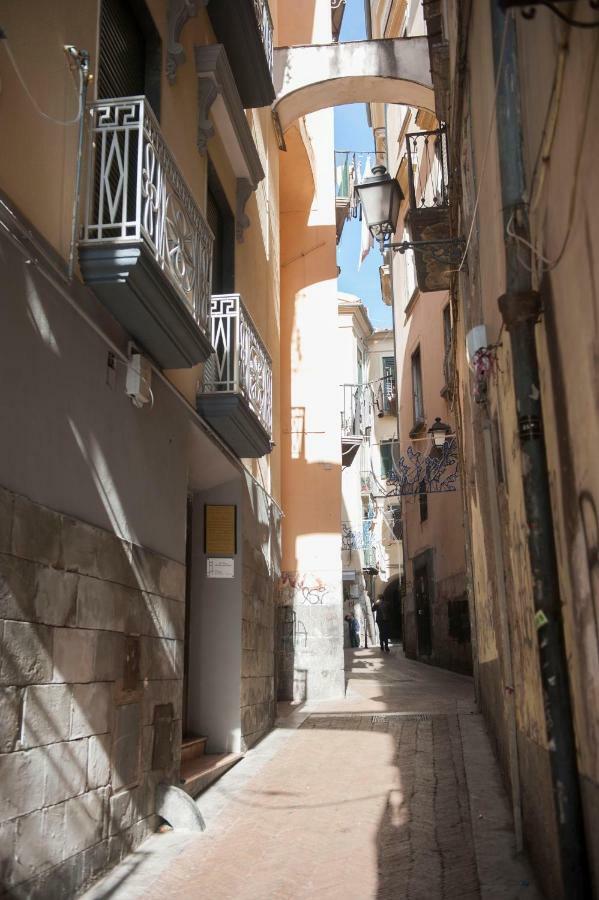 Casa Vacanza "Al Vicolo Delle Colonne" Σαλέρνο Εξωτερικό φωτογραφία