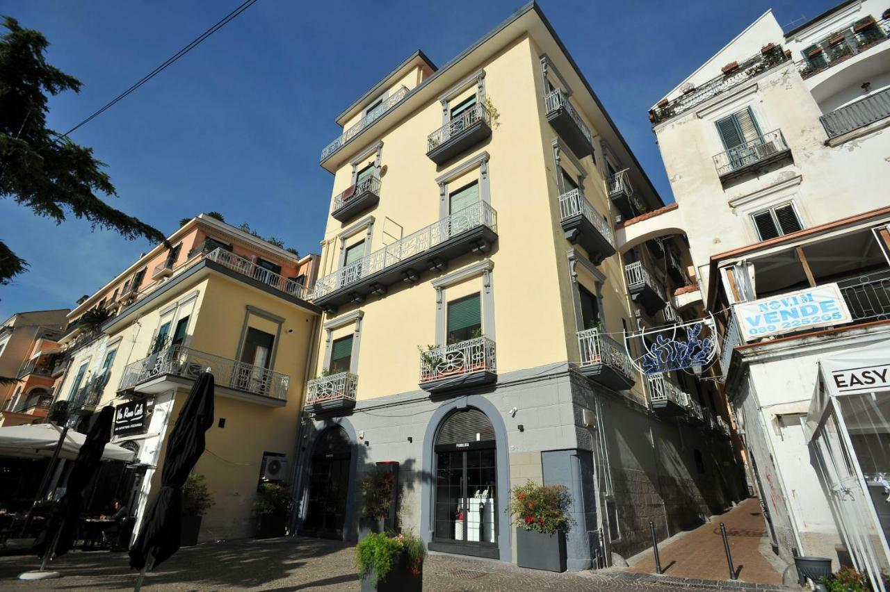 Casa Vacanza "Al Vicolo Delle Colonne" Σαλέρνο Εξωτερικό φωτογραφία