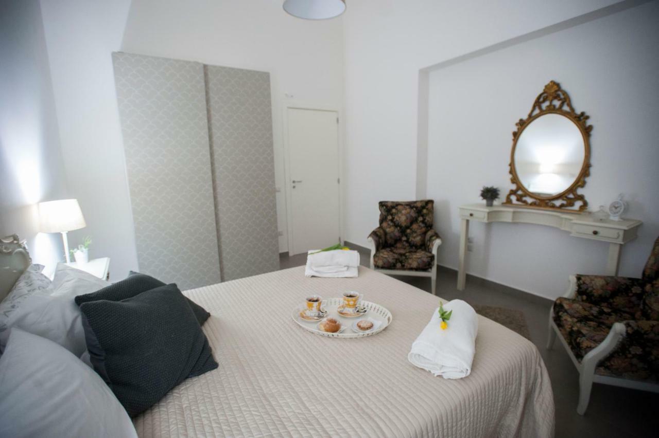 Casa Vacanza "Al Vicolo Delle Colonne" Σαλέρνο Εξωτερικό φωτογραφία