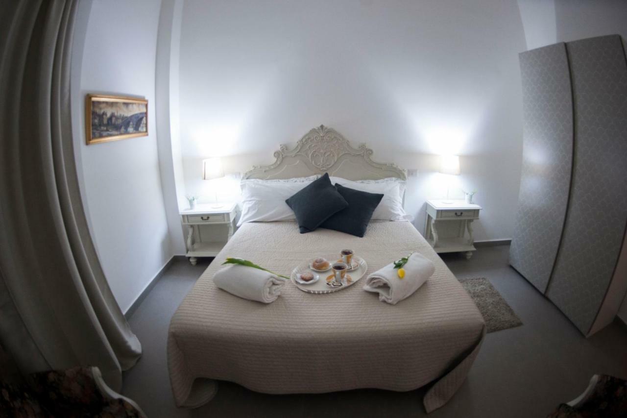 Casa Vacanza "Al Vicolo Delle Colonne" Σαλέρνο Εξωτερικό φωτογραφία