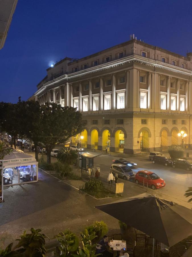 Casa Vacanza "Al Vicolo Delle Colonne" Σαλέρνο Εξωτερικό φωτογραφία